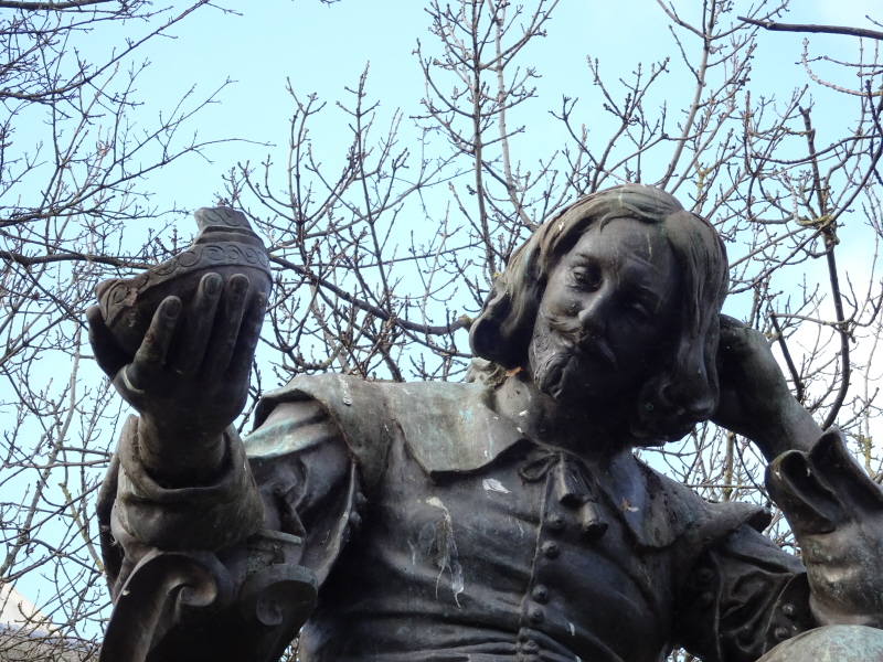 Statue of Sir Thomas Browne, holding a fragment of burial urn.